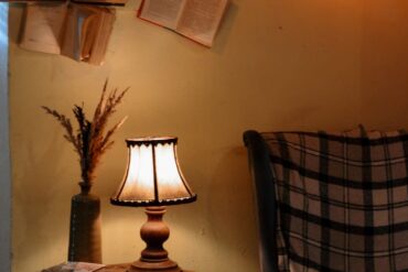 Aménager un coin lecture cosy dans un petit espace