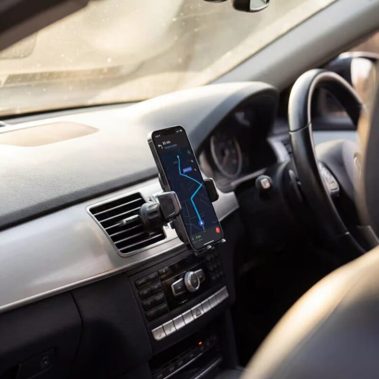 Support téléphone : pourquoi c'est indispensable au volant, à vélo et au bureau