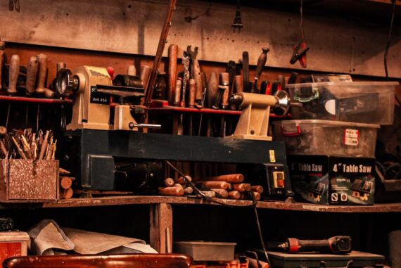 DIY : étagères modulables en bois recyclé pour petits espaces