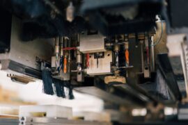Presse à injecter plastique en fonctionnement dans un atelier de production industrielle